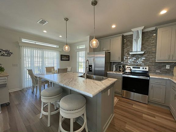 5th image of 3834 Edam St