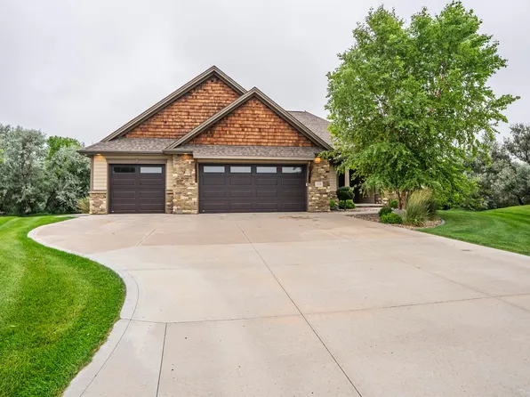 335 Champions Ct, Dakota Dunes, SD 57049