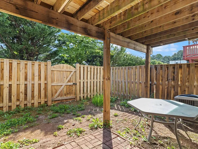 293 Kirby St — Photo 36