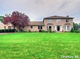 493 Edgewood Ave, Saint James, NY 11780