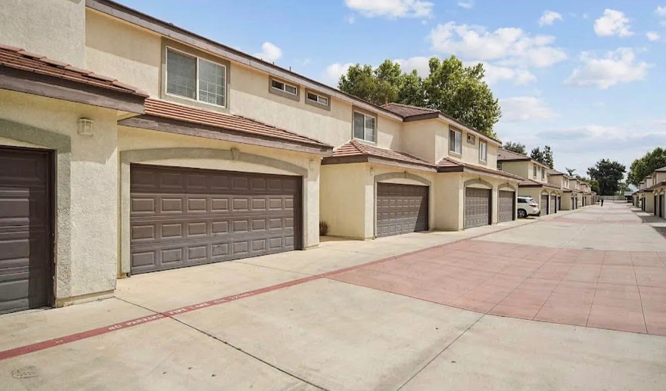 2 bed, 2.5 bath, 989 sqft, $2,700 — Photo 1