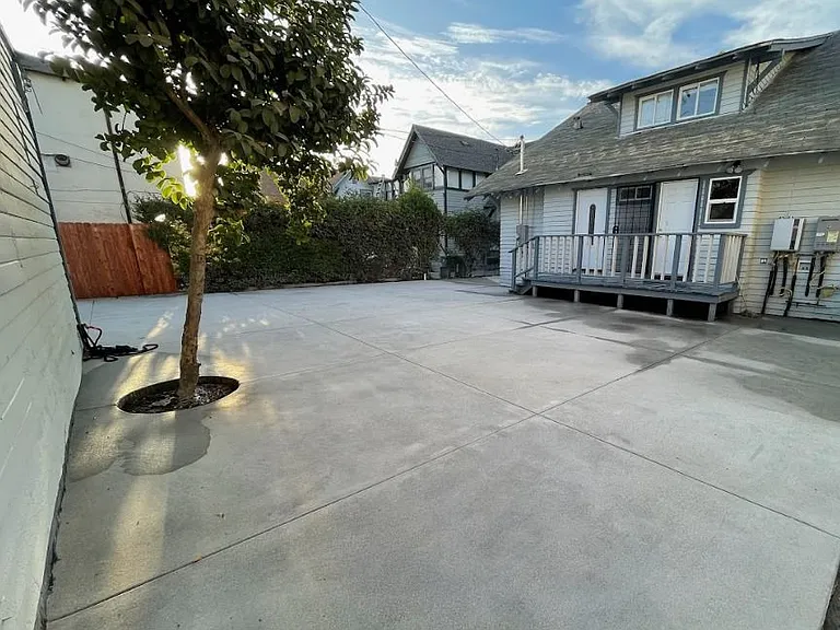 1020 W 39th Pl — Photo 9