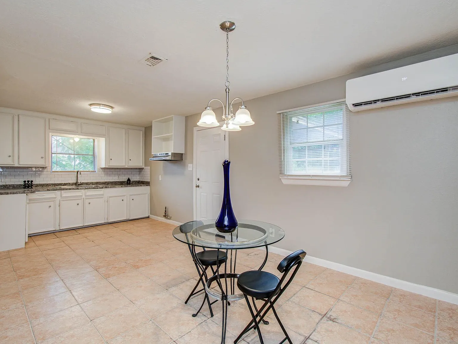 3 bed, 1.0 bath, 1712 sqft, $1,300 — Photo 4