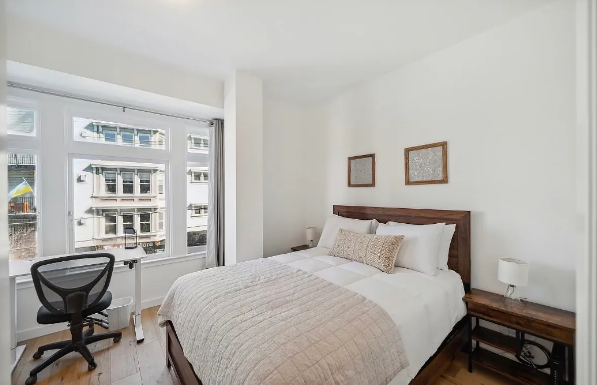 2 bed, 2.0 bath, 900 sqft, $5,800 — Photo 3