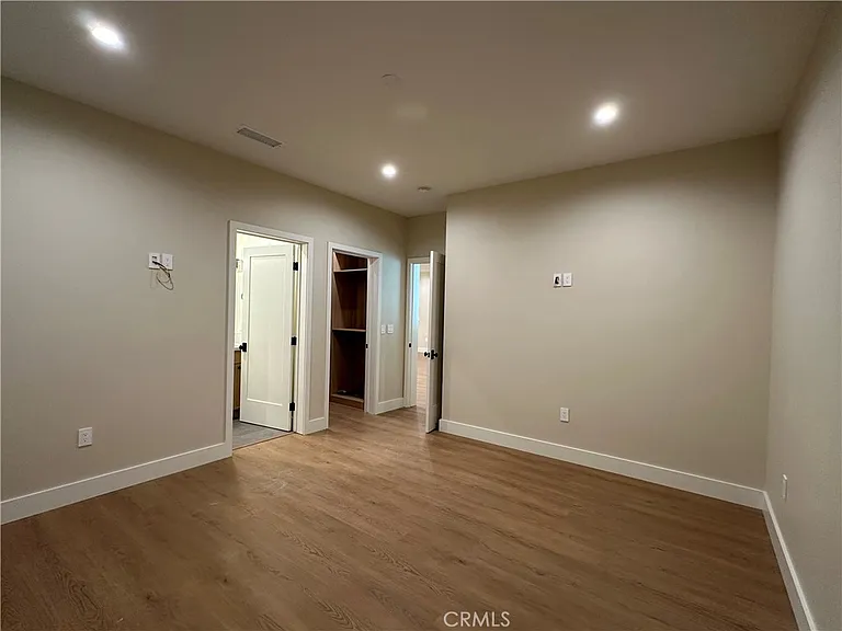 4381 Allott Ave — Photo 10