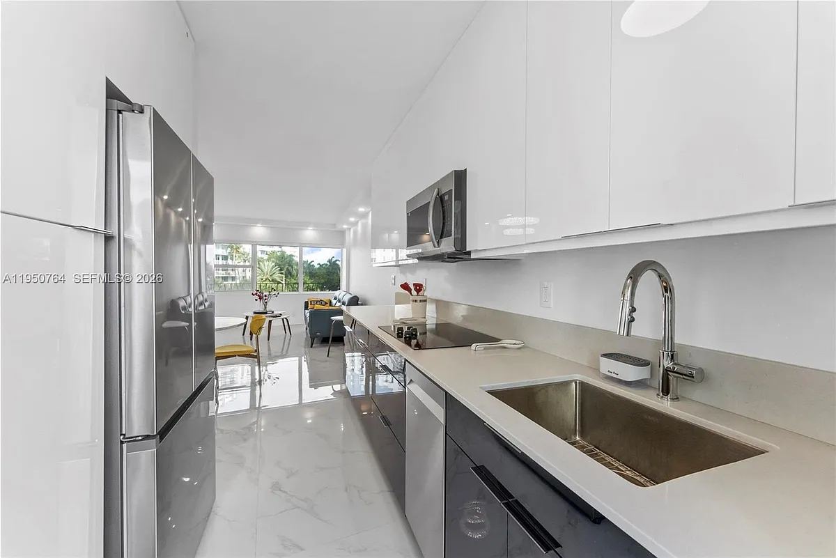 Building Photo - 3250 NE 28th St #403