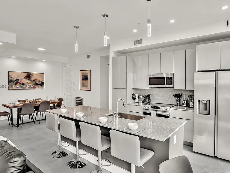 2100 Miami Rd #401 — Photo 3