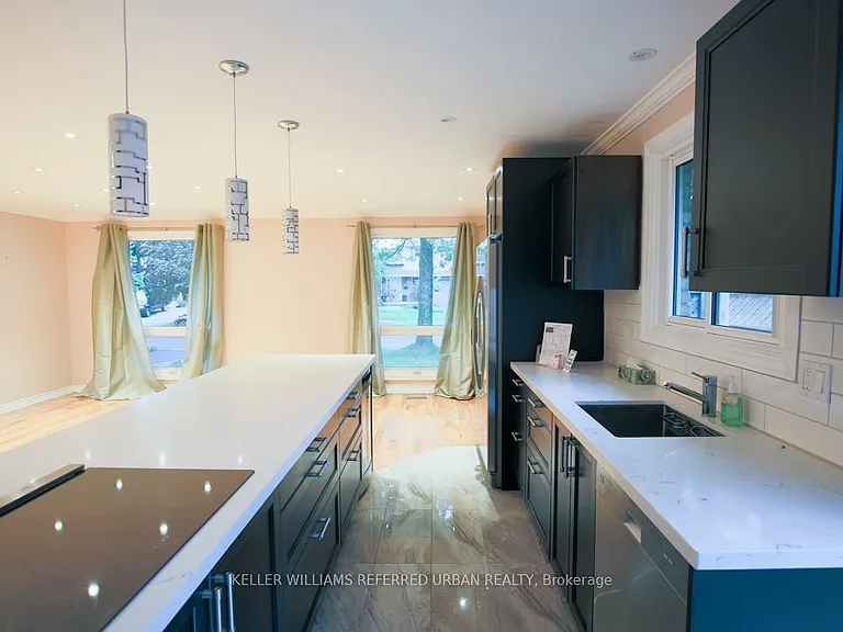 2255 Urwin Cres — Photo 5