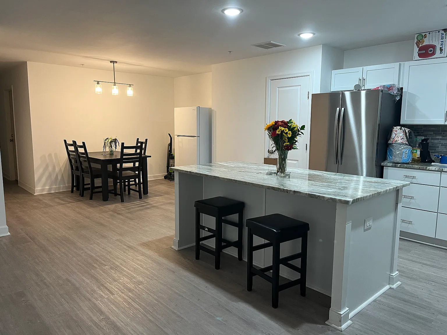 6 bed, 3.5 bath, 2200 sqft, $895 — Photo 1