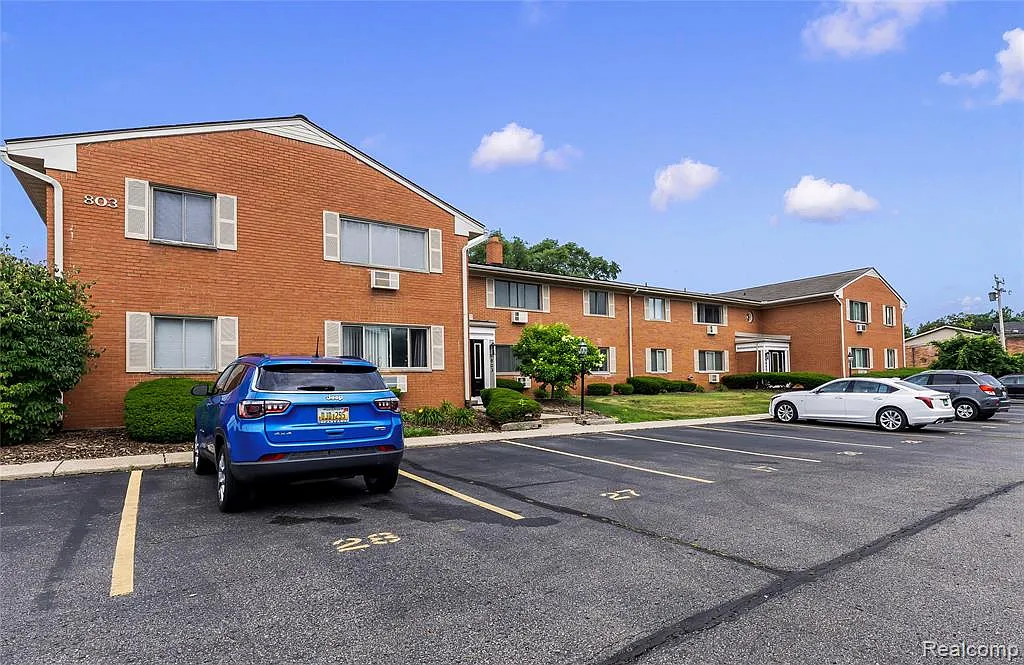 1 bed, 1.0 bath, 627 sqft, $1,000 — Photo 3
