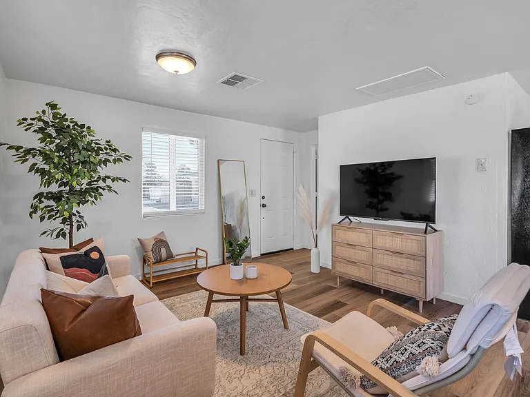 1627 N Bryant Ave #B — Photo 1