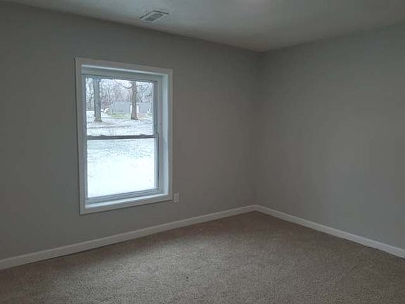 5th image of 7647 N Clare Ave
