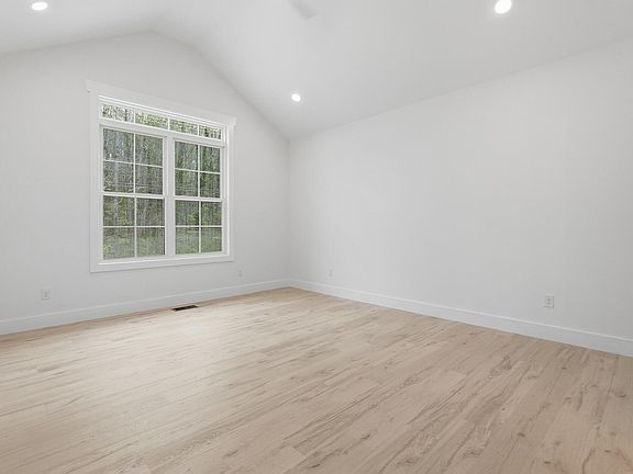 5th image of 110 Rose St