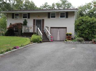 14 Stalker Ln, East Setauket, NY 11733