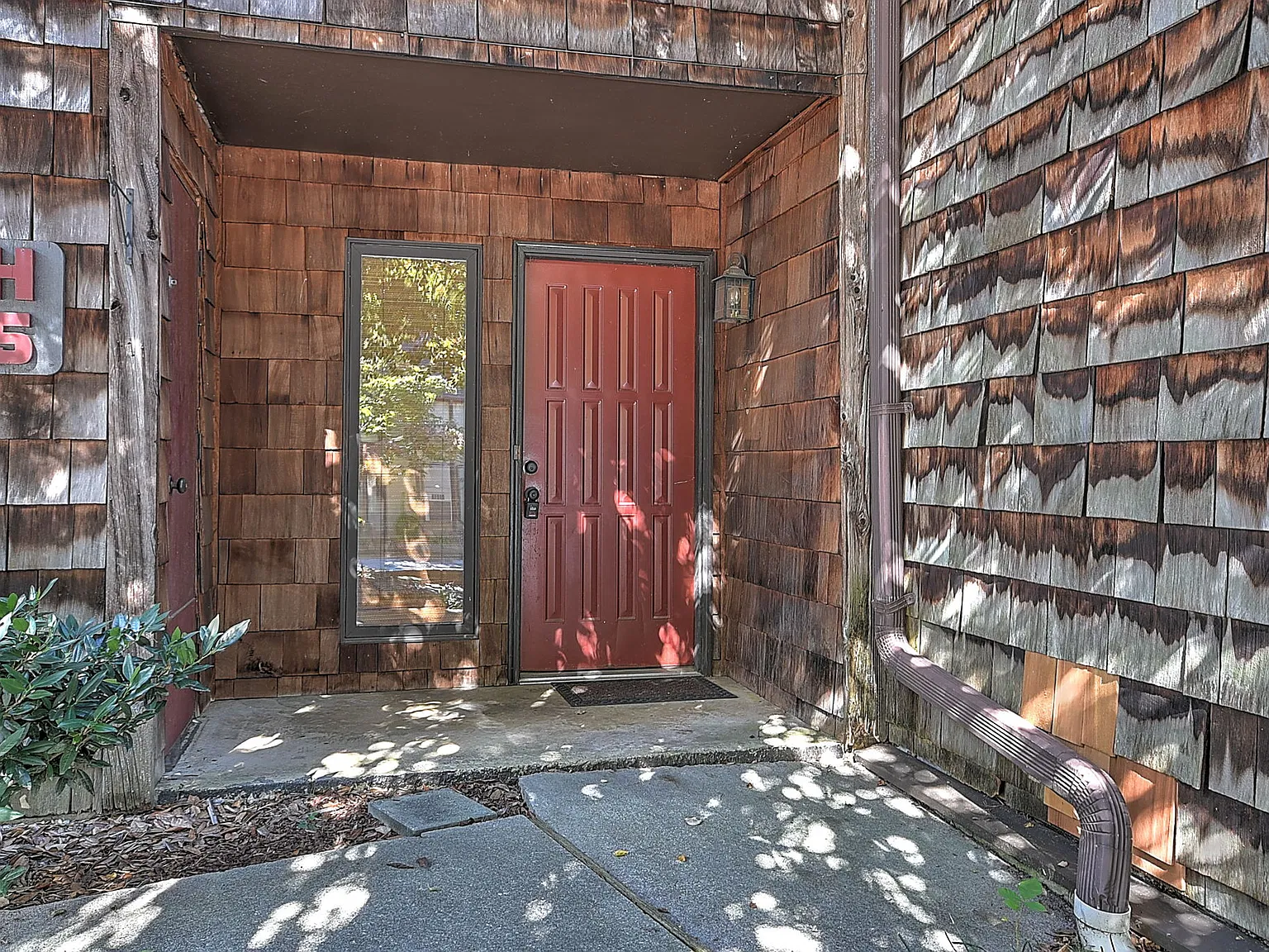 1 bed, 1.5 bath, 741 sqft, $1,250 — Photo 2
