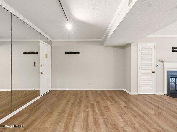 4th image of 410 Mockingbird Valley Rd APT 4