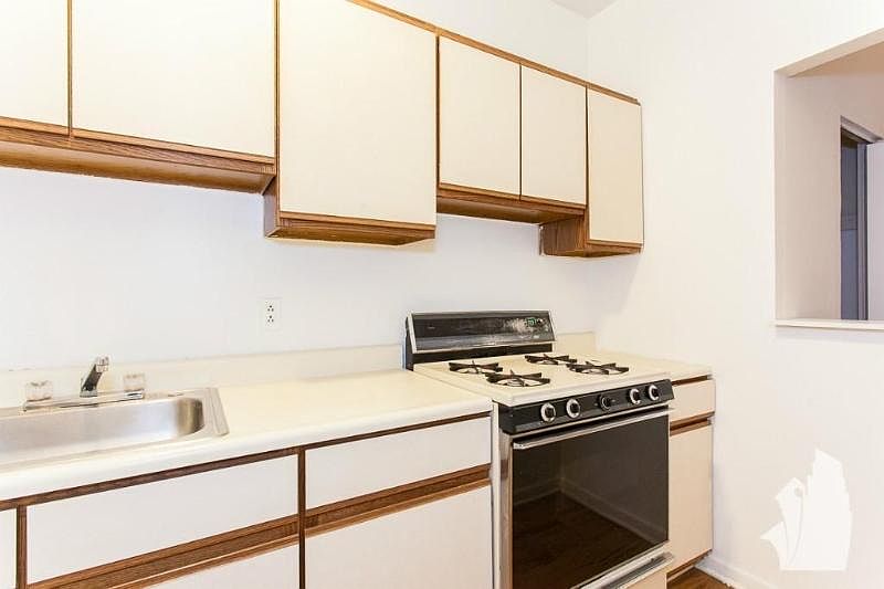 1st image of 654 W Cornelia Ave #22