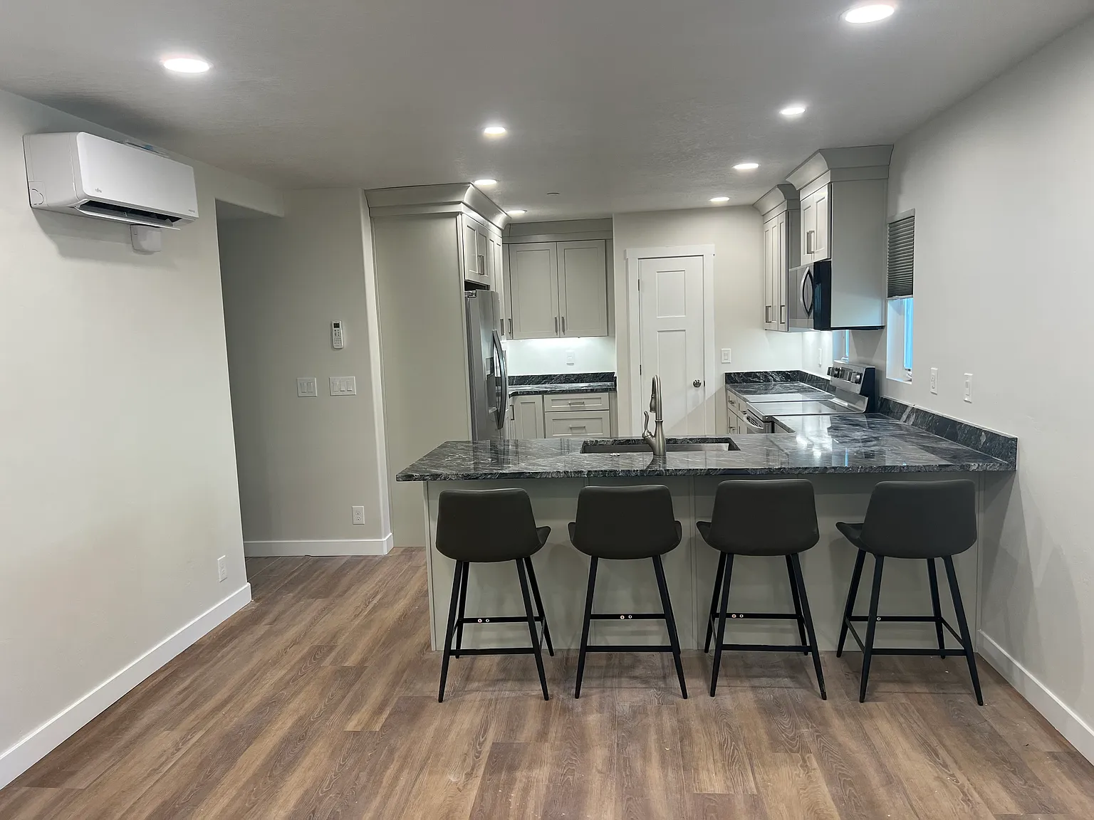 3 bed, 900 sqft, $1,950 — Photo 2