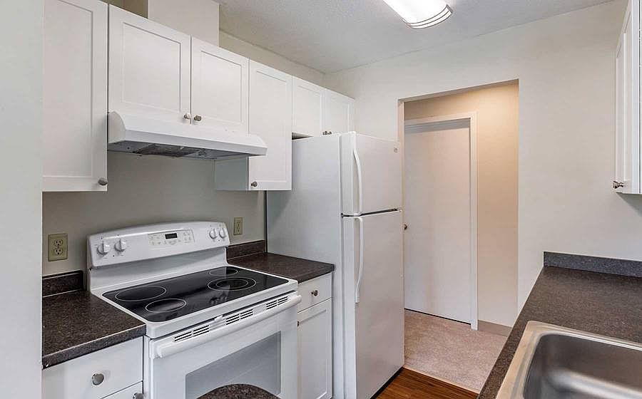 One-bedroom (720 sq ft) kitchen