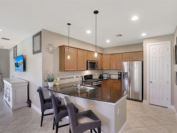 3rd image of 7594 Jacaranda Ln