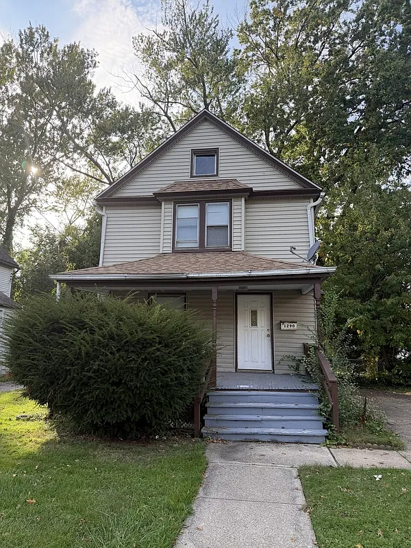 3 bed, 1.0 bath, 1281 sqft, $1,300 — Photo 1