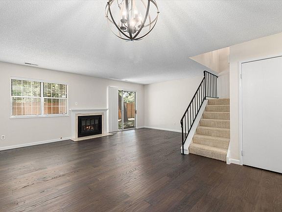 this photo doesn't shoe new carpet.
