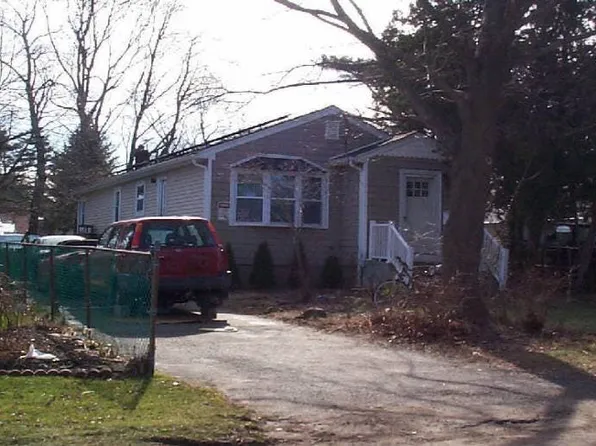 32 Laurel Dr, Brentwood, NY 11717