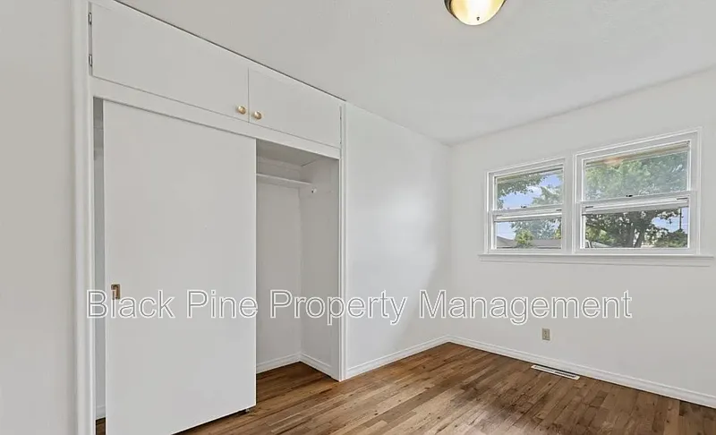 3 bed, 1.5 bath, 1073 sqft, $2,200 — Photo 4