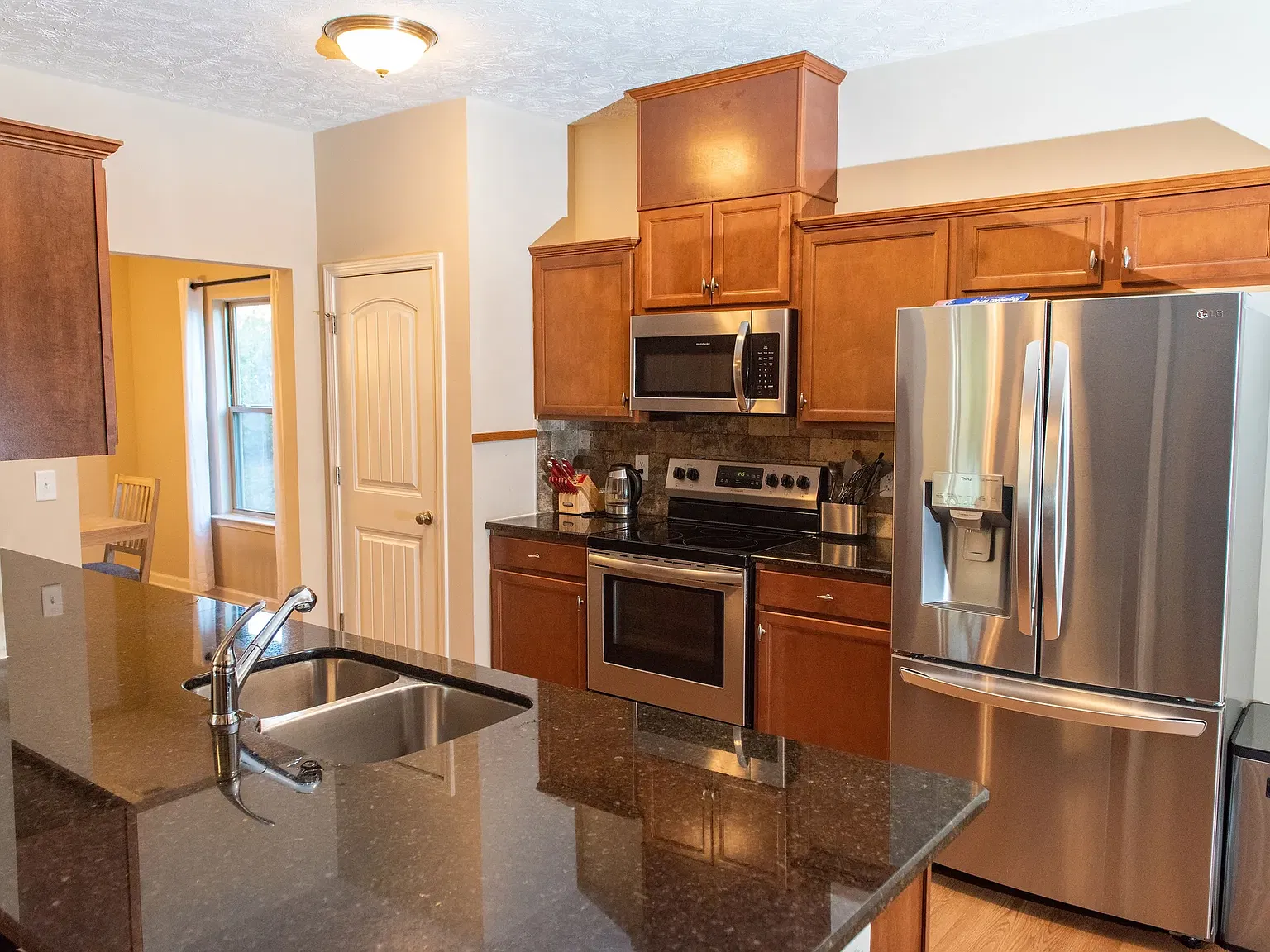 5 bed, 2438 sqft, $2,200 — Photo 3