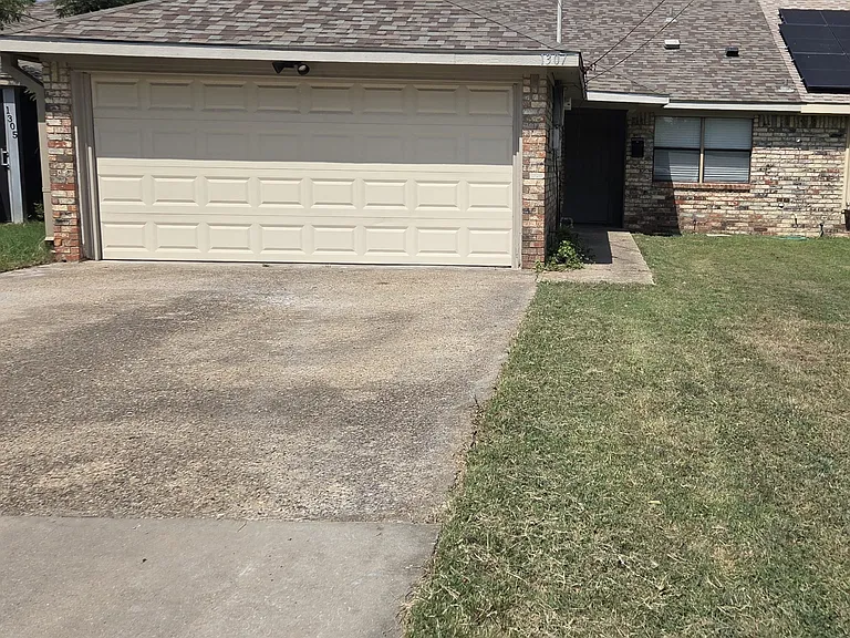 1307 Brady Dr — Photo 1