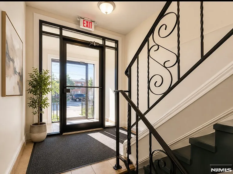 255 Schuyler Ave #18 — Photo 4