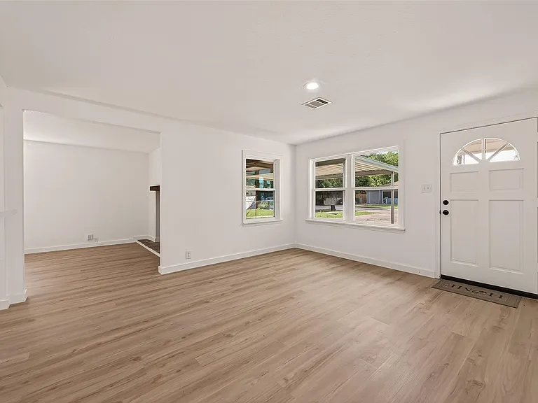 2545 Jackson St — Photo 5
