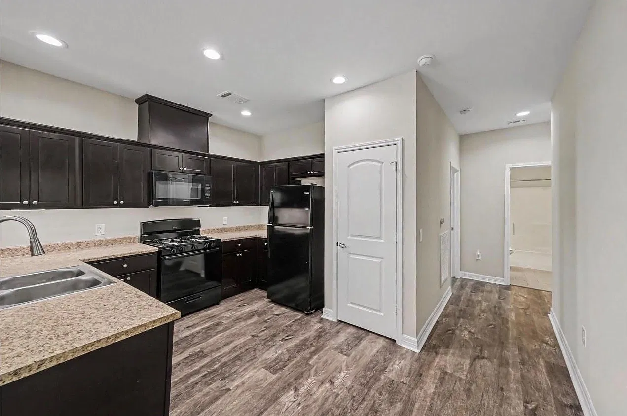 2 bed, 2.0 bath, 1064 sqft, $1,800 — Photo 3