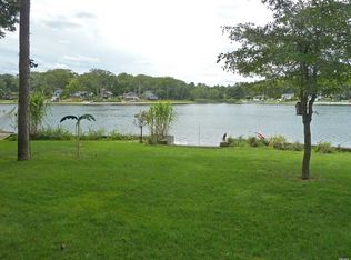 18 Lakeview Trl, Ridge, NY 11961