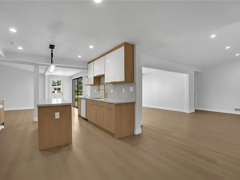 325 W Le Roy Ave — Photo 14