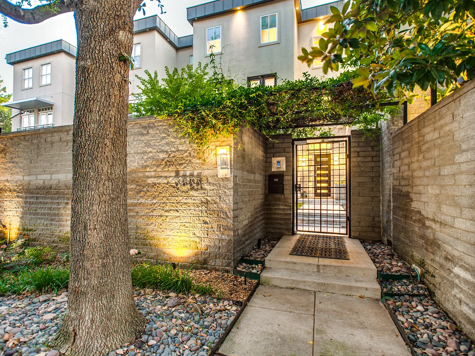 3 bed, 3.5 bath, 5020 sqft, $17,000 — Photo 3