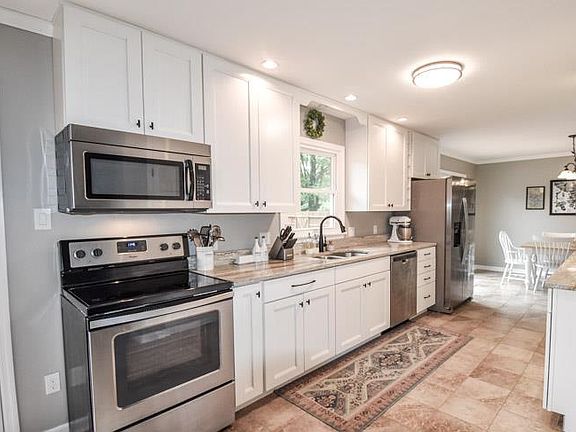 5th image of 238 N Sheffield Dr