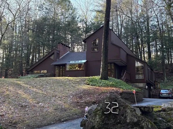 32 Peabody Ln, Greenfield, MA 01301