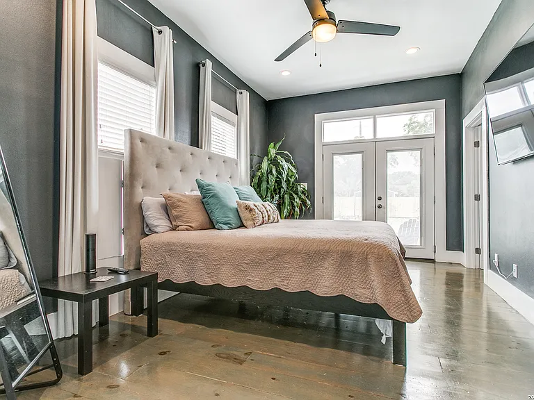 312 Burleson St — Photo 14