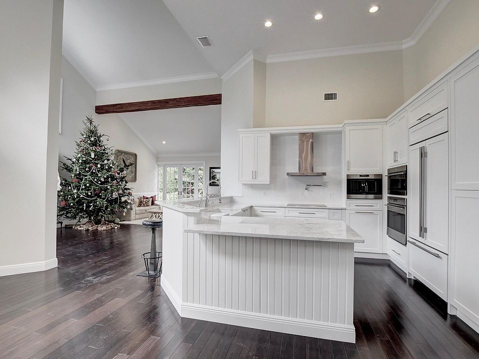 Home For Sale In Les Jardins