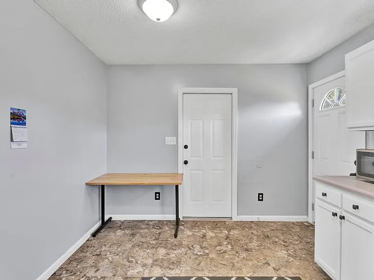 110 Foxlair Dr — Photo 15