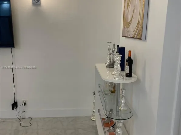 541 N Blue Heron Dr #117, Hallandale, FL 33009