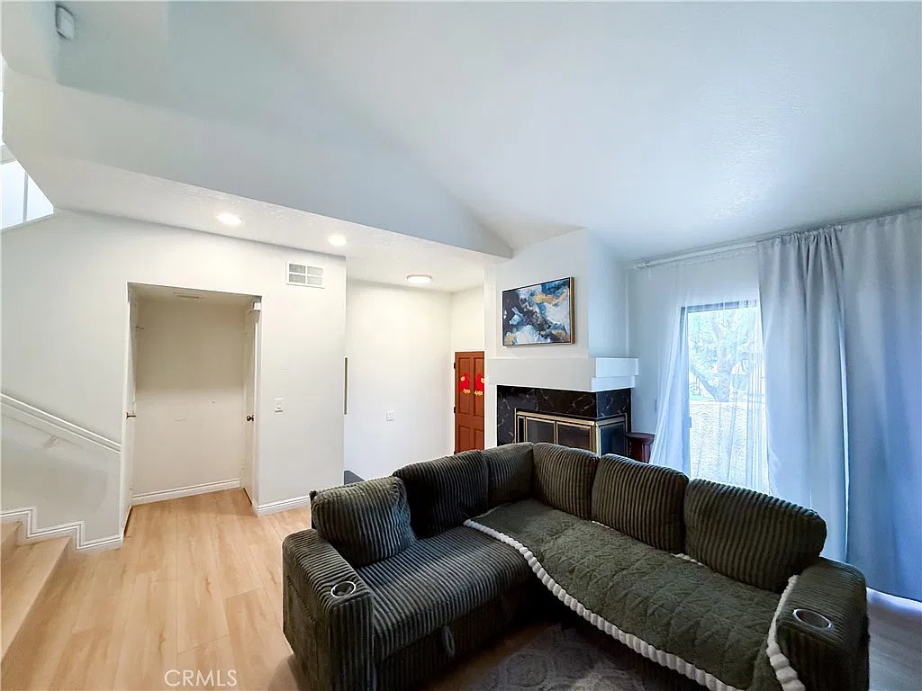 2 bed, 2.5 bath, 1332 sqft, $3,000 — Photo 3