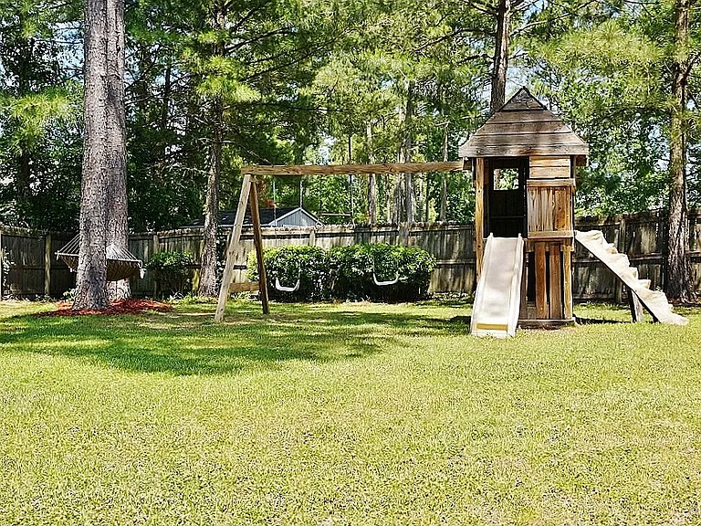 408 Hampshire Pl — Photo 17