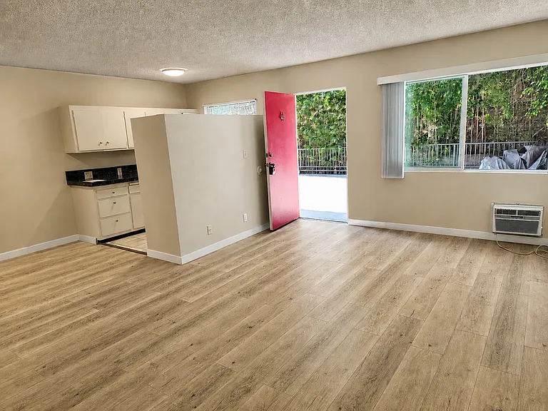 2119 N Beachwood Dr #4 — Photo 1