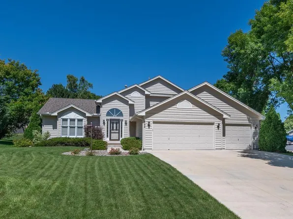 733 Ashley Dr, Chaska, MN 55318
