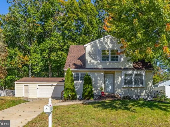 21 Saint Moritz Dr, Sicklerville, NJ 08081