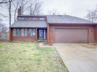 207 Raymond Dr, Mahomet, IL