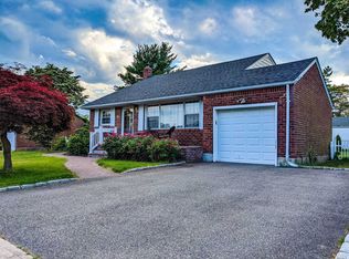 11 Caffrey Ave, Bethpage, NY 11714