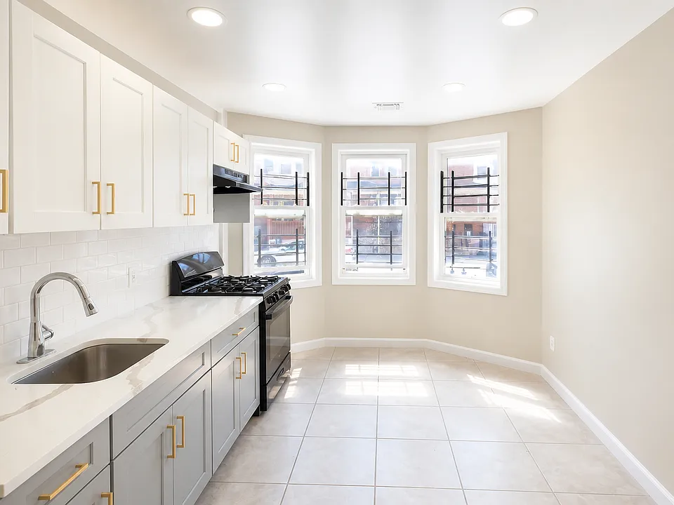 95 Eaton Pl #1RR
